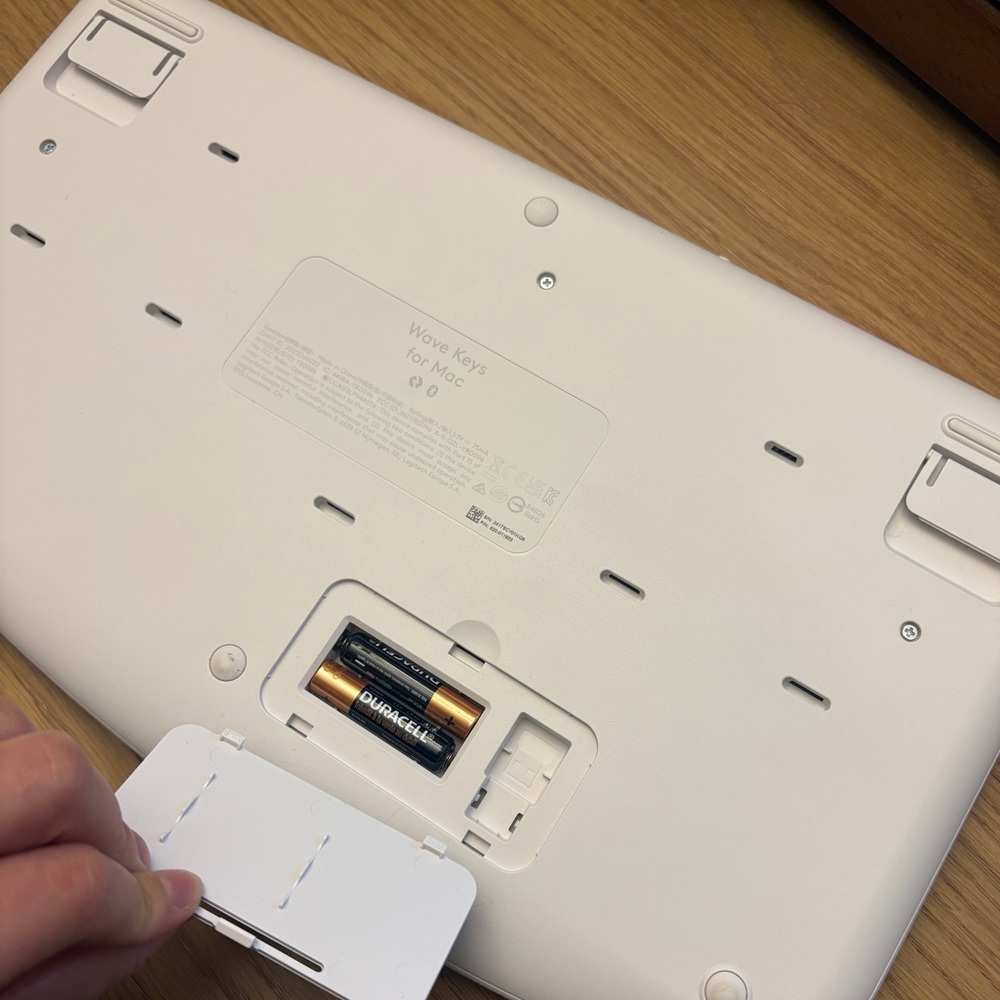 Logitech Wave Keys for Mac - Bluetooth ergonomic keyboard in off white - Picture 2 of 6